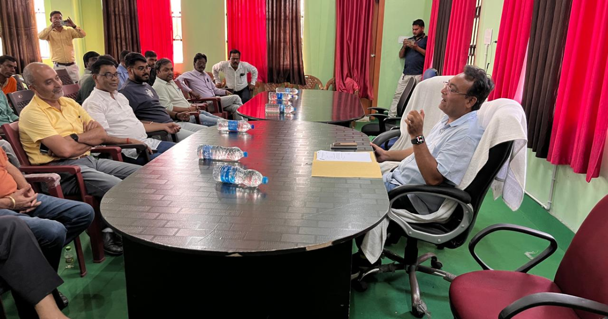 चांडिल में पेट्रोल पंप संचालकों के साथ प्रशासन की बैठक, आवश्यक सेवाओं को ईंधन देने के निर्देश