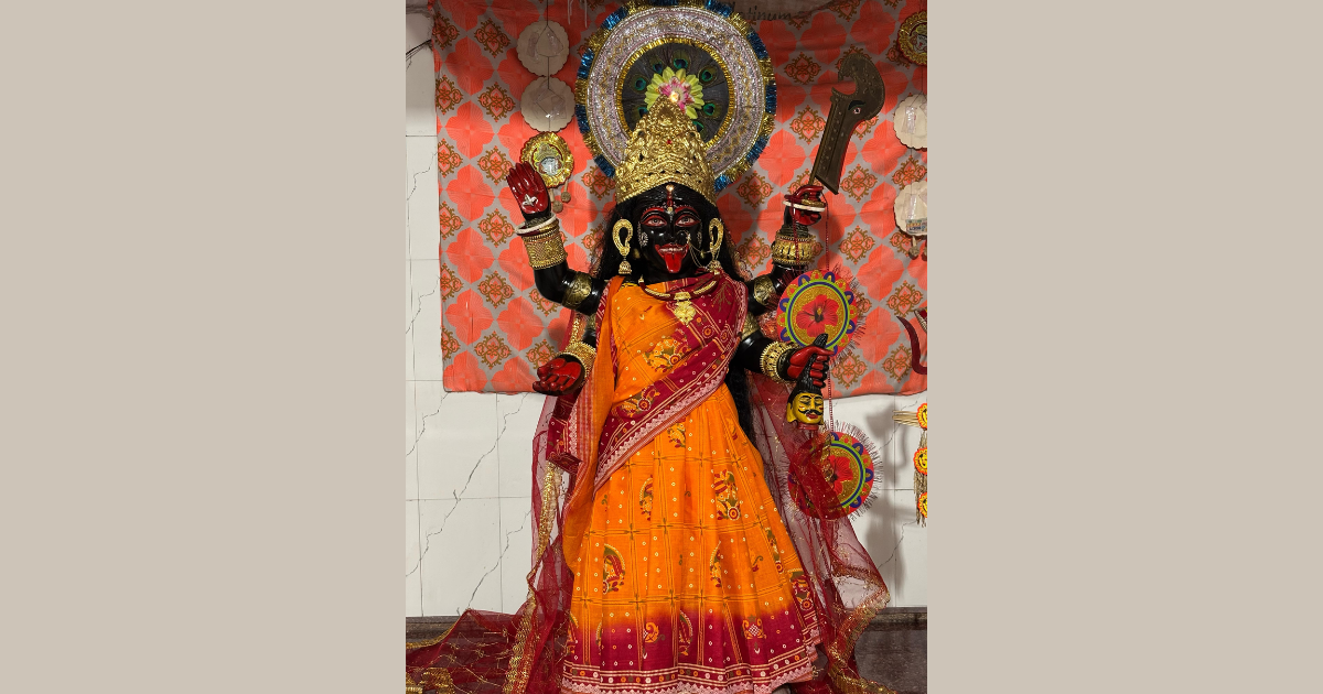 जमशेदपुर के श्री दक्षिणेश्वरी मां काली मंदिर में अमावस्या पूजा संपन्न, भक्तों के बीच बांटा गया भोग प्रसाद