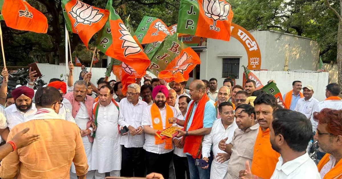 जमशेदपुर में BJP की जीत का जश्न, आतिशबाजी-लड्डू और झालमुड़ी से मनाया विजयोत्सव