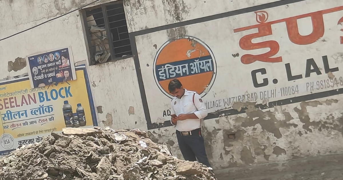 तिमारपुर मेन रोड पर अवैध बस पार्किंग से बढ़ी परेशानी, थाने से 50 मीटर दूर रोज लग रहा जाम