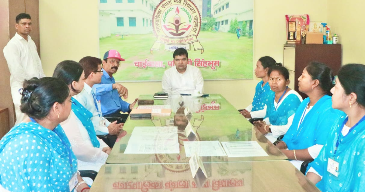 नगरपालिका बांग्ला आदर्श मध्य विद्यालय में 100वें छात्र का नामांकन, उपायुक्त मनीष कुमार ने किया सम्मानित