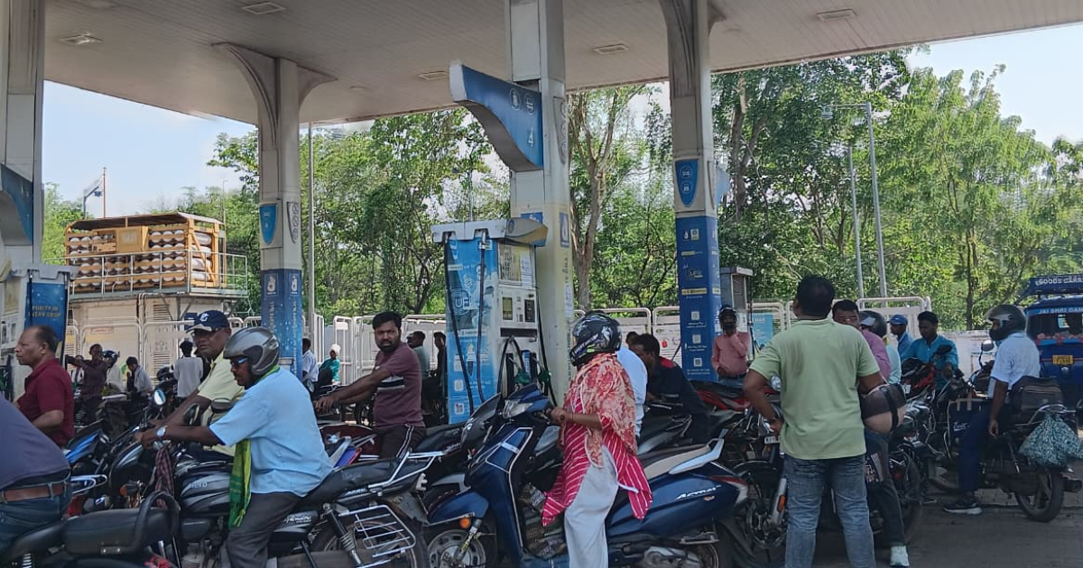 सरायकेला में पेट्रोल पंपों पर लंबी कतारें, प्रशासन की पहल से लोगों को मिली राहत