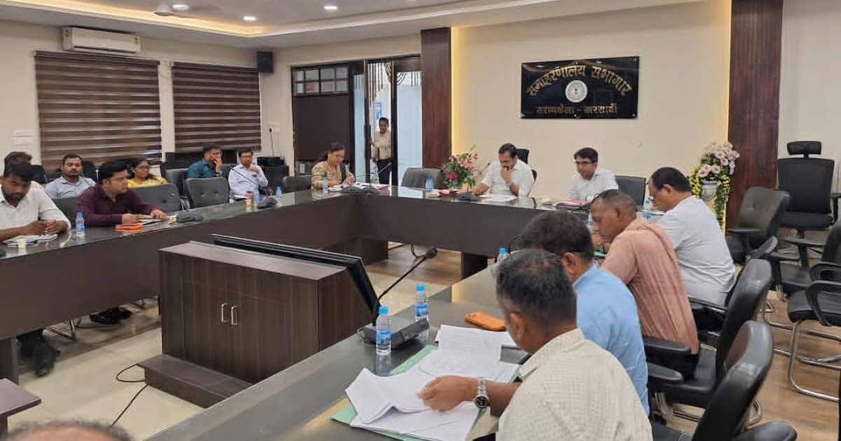 सरायकेला में राजस्व एवं भू-अर्जन विभाग की समीक्षा, लंबित मामलों के जल्द निपटारे का निर्देश
