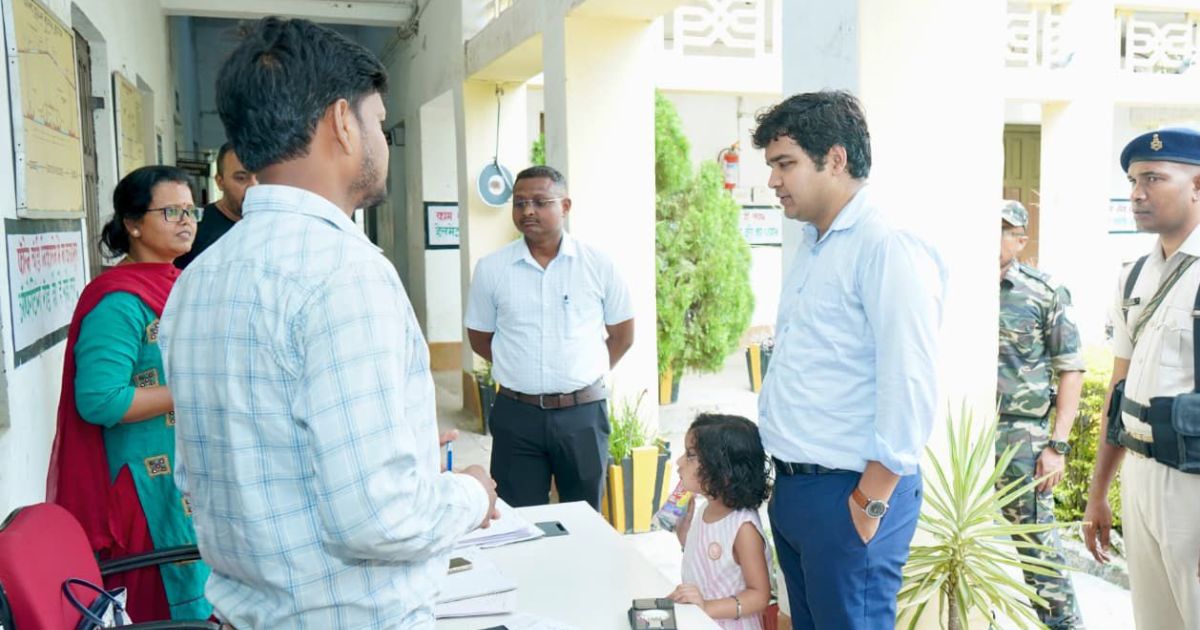 चक्रधरपुर में SIR कार्यक्रम की प्रगति का निरीक्षण, उपायुक्त ने मतदान केंद्रों का किया दौरा