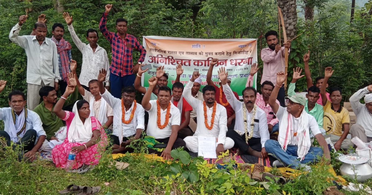 मिर्जाडीह में तालाब बचाने को लेकर आंदोलन तेज, अनिश्चितकालीन धरने पर बैठे मानवाधिकार संघ के कार्यकर्ता