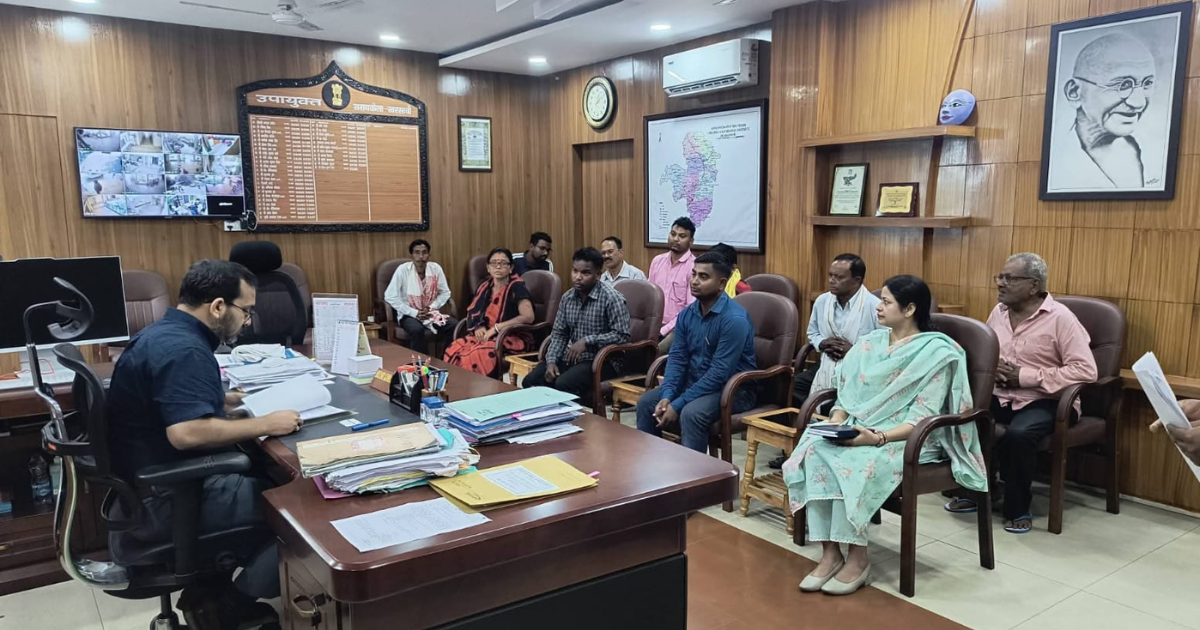 जनता दरबार में उपायुक्त नितिश कुमार सिंह ने सुनीं लोगों की समस्याएं, कई मामलों का मौके पर हुआ समाधान