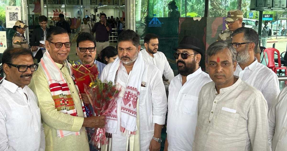 Rajya Sabha Election Jharkhand: कांग्रेस प्रत्याशी प्रणव झा का रांची एयरपोर्ट पर भव्य स्वागत, नेताओं ने दिखाई एकजुटता