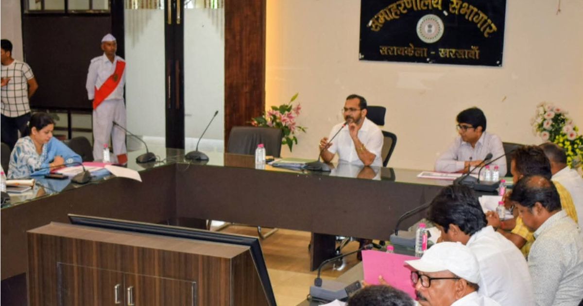 सरायकेला में राजस्व विभाग की समीक्षा बैठक: उपायुक्त ने दिए सख्त निर्देश, म्यूटेशन मामलों के त्वरित निपटारे पर जोर