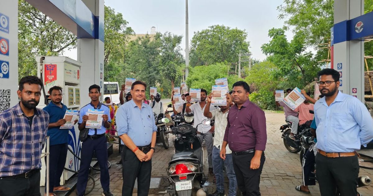 सड़क सुरक्षा अभियान: “नो हेलमेट, नो पेट्रोल” नियम को लेकर जिला प्रशासन सख्त