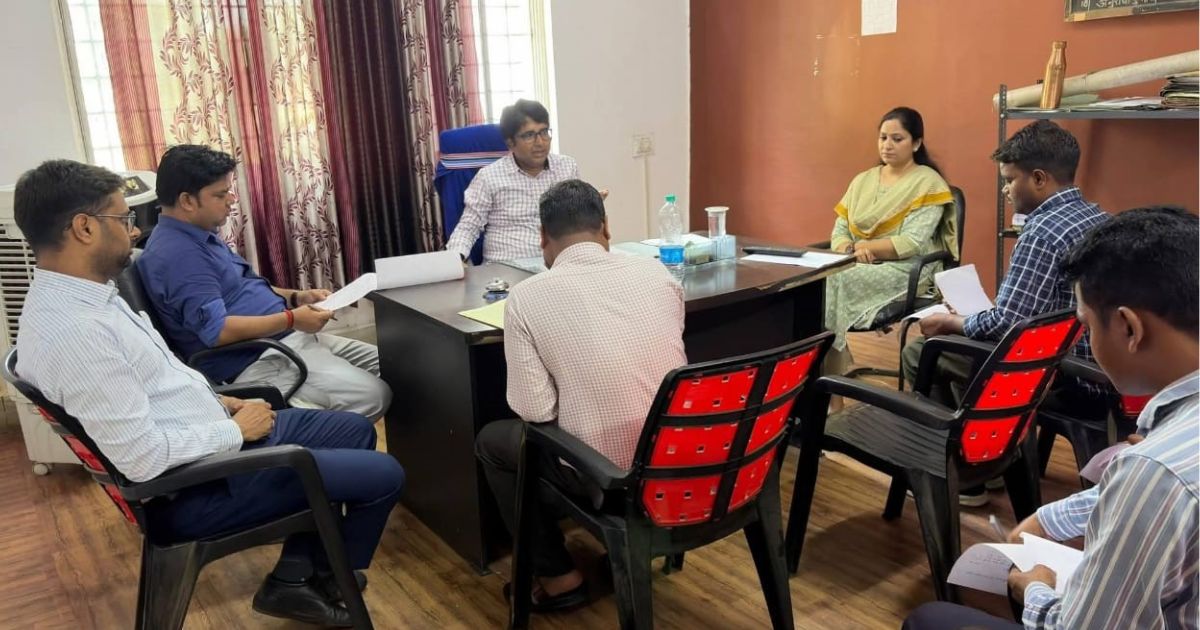 ईचागढ़ अंचल कार्यालय का निरीक्षण, अपर उपायुक्त ने राजस्व कार्यों की समीक्षा कर दिए सख्त निर्देश