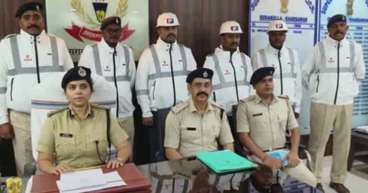भीषण गर्मी में ट्रैफिक जवानों को राहत, सरायकेला पुलिस ने बांटी बैटरी संचालित कूलिंग जैकेट