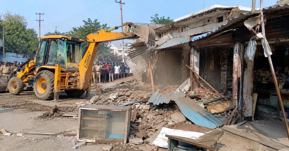 जमशेदपुर में अतिक्रमण हटाओ अभियान: भालूबासा-सीतारामडेरा मार्ग पर 6 दुकानों पर चला बुलडोजर, दुकानदारों में नाराजगी