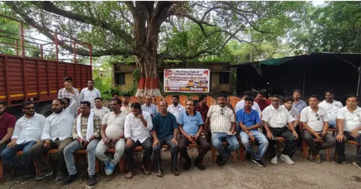 पत्रकार पर हमले के विरोध में आदित्यपुर थाना के सामने पत्रकारों का अनिश्चितकालीन धरना