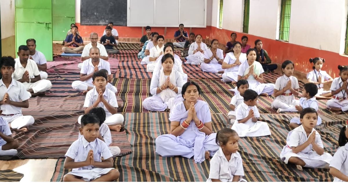 अंतरराष्ट्रीय योग दिवस के अवसर पर बोलानी के सरस्वती शिशु विद्या मंदिर में भव्य योग शिविर का आयोजन