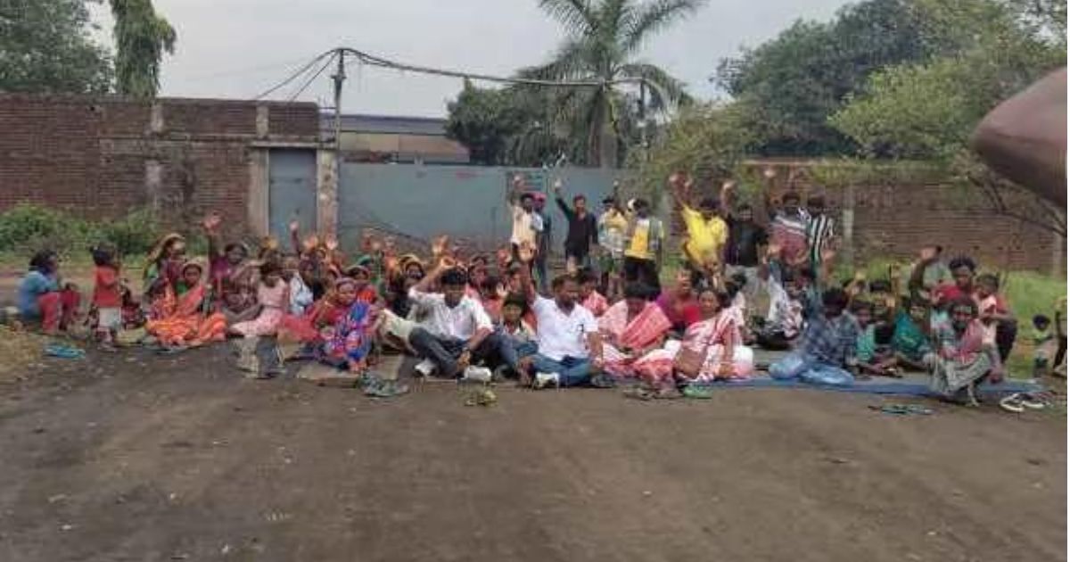 फर्नेस ब्लास्ट के विरोध में गैलक्सी कंपनी का मुख्य गेट जाम, घायल मजदूरों को न्याय और कंपनी बंद करने की मांग पर अड़े ग्रामीण