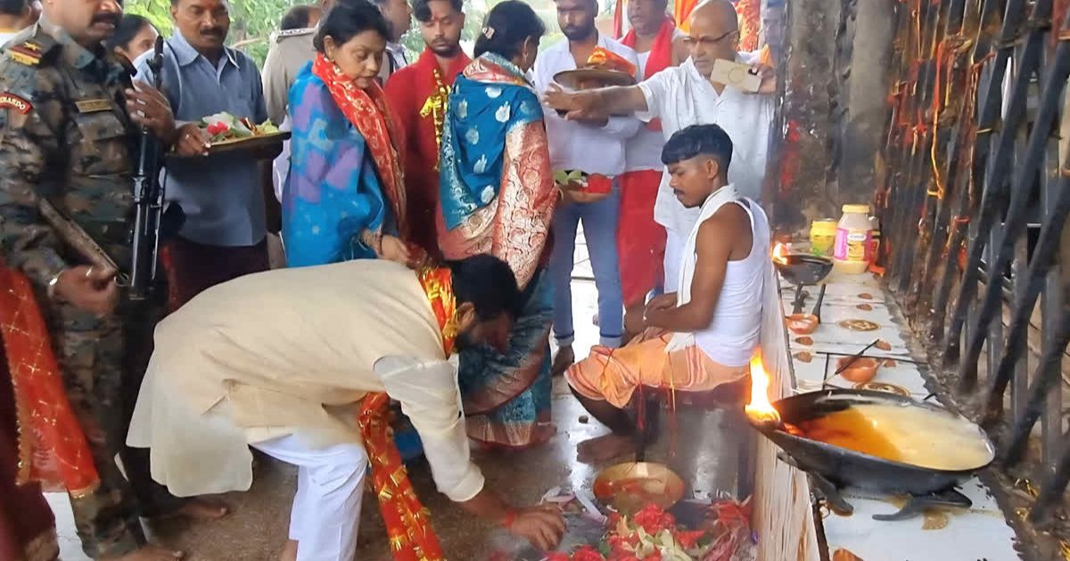 झारखंड के मंत्री बैद्यनाथ राम ने तमाड़ स्थित मां देवरी मंदिर में की पूजा-अर्चना, राज्य की सुख-समृद्धि की कामना