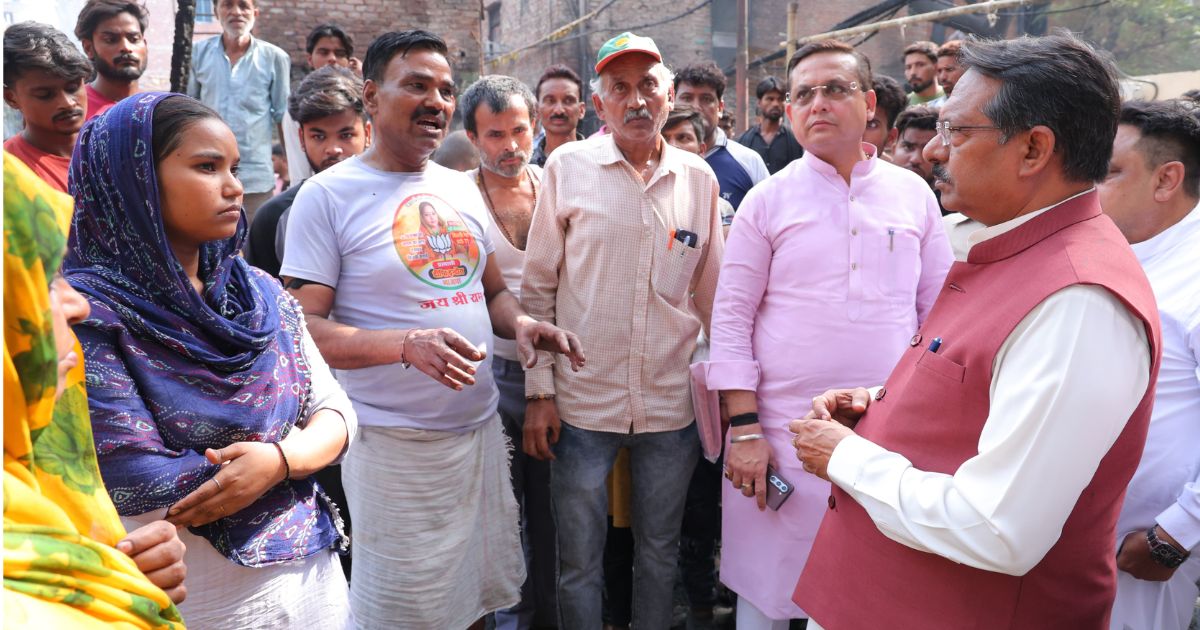 दिल्ली गेट अग्निकांड: पीड़ित परिवारों से मिले भाजपा अध्यक्ष हर्ष मल्होत्रा, हर संभव सहायता का दिया भरोसा