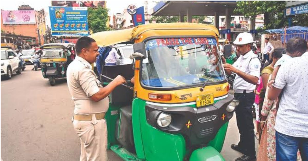 बिना वर्दी के ऑटो चलाने पर 41 ऑटो चालकों के खिलाफ की गयी कार्रवाई