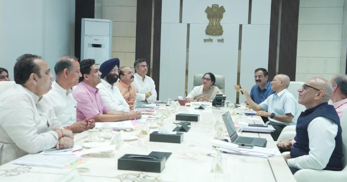 श्रमिकों को मिलेगा 2 लाख रुपये तक और परिवार को 10 लाख रुपये तक का कैशलेस उपचार: सीएम रेखा गुप्ता