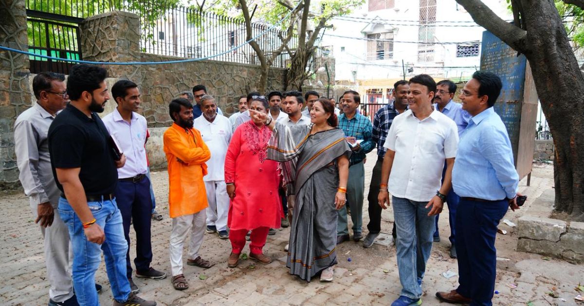 स्थायी समिति अध्यक्ष सत्या शर्मा ने मलका गंज वार्ड-12 का किया निरीक्षण, अवैध अतिक्रमण एवं खुले मांस विक्रय पर सख्त कार्रवाई के निर्देश