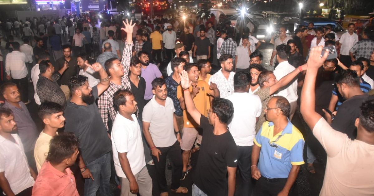 जमशेदपुर में करणी सेना नेता हिमांशु सिंह की मौत के बाद बवाल, बिष्टुपुर में प्रदर्शन के दौरान पुलिस वाहन में तोड़फोड़