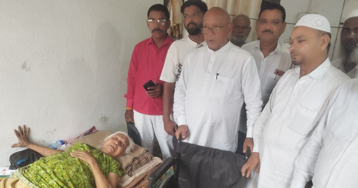 जमशेदपुर 75 वर्षीय कनीज फातिमा को विधायक सरयू राय ने भेंट की व्हीलचेयर, चलने-फिरने में मिलेगी राहत