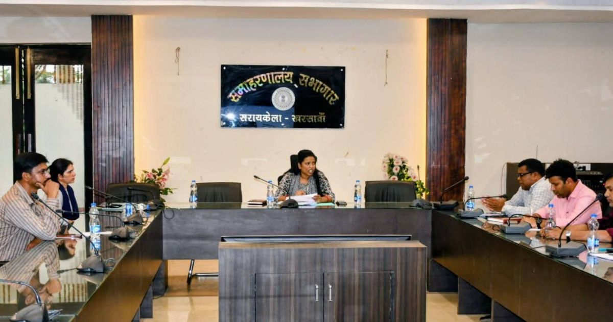 सरायकेला में पेयजल योजनाओं की समीक्षा, ड्राई जोन क्षेत्रों में प्राथमिकता से पानी उपलब्ध कराने का निर्देश