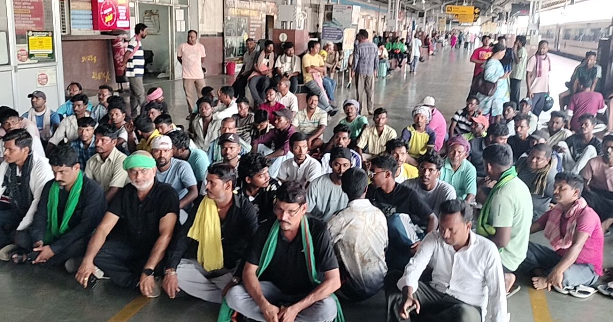 टाटानगर स्टेशन हादसे में झुलसे युवक की मौत, मुआवजा और नौकरी की मांग को लेकर परिजनों का प्रदर्शन