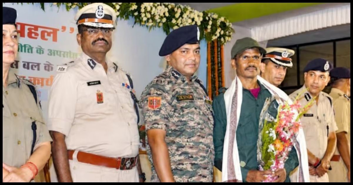 16 माओवादियों का सरेंडर, 15 लाख के इनामी रीजनल कमेटी मेंबर ने भी हथियार डाले, बचे 3 नक्सली