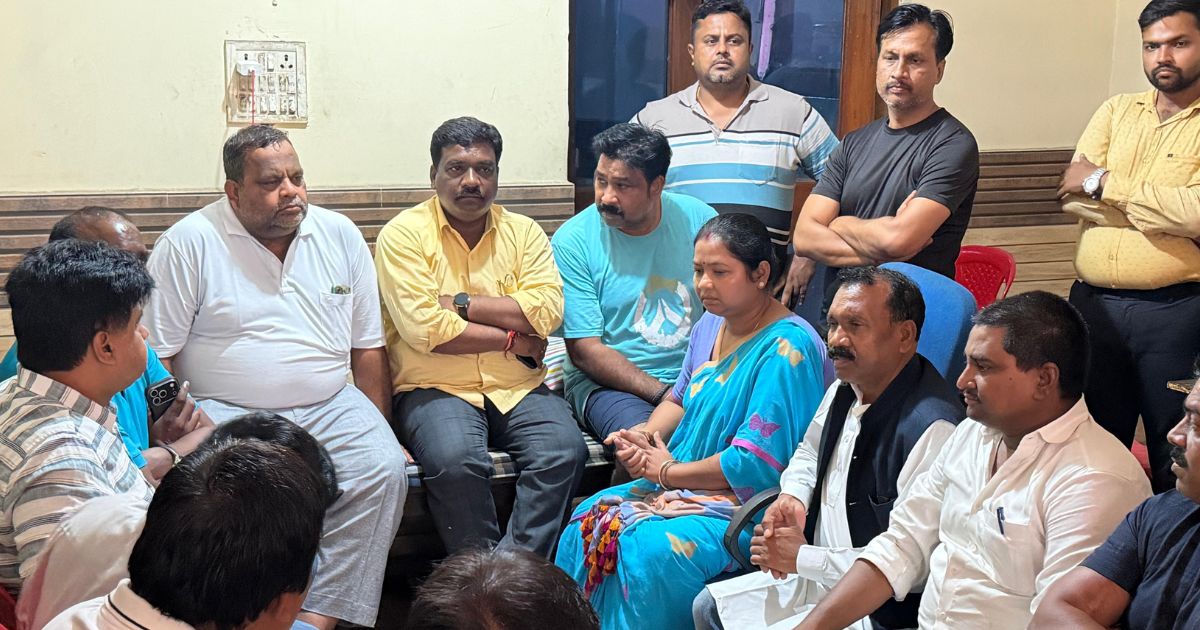 पूर्व मुख्यमंत्री मधु कोड़ा और गीता कोड़ा ने करणी सेना जिलाध्यक्ष हिमांशु कुमार सिंह के परिजनों से की मुलाकात, दी सांत्वना