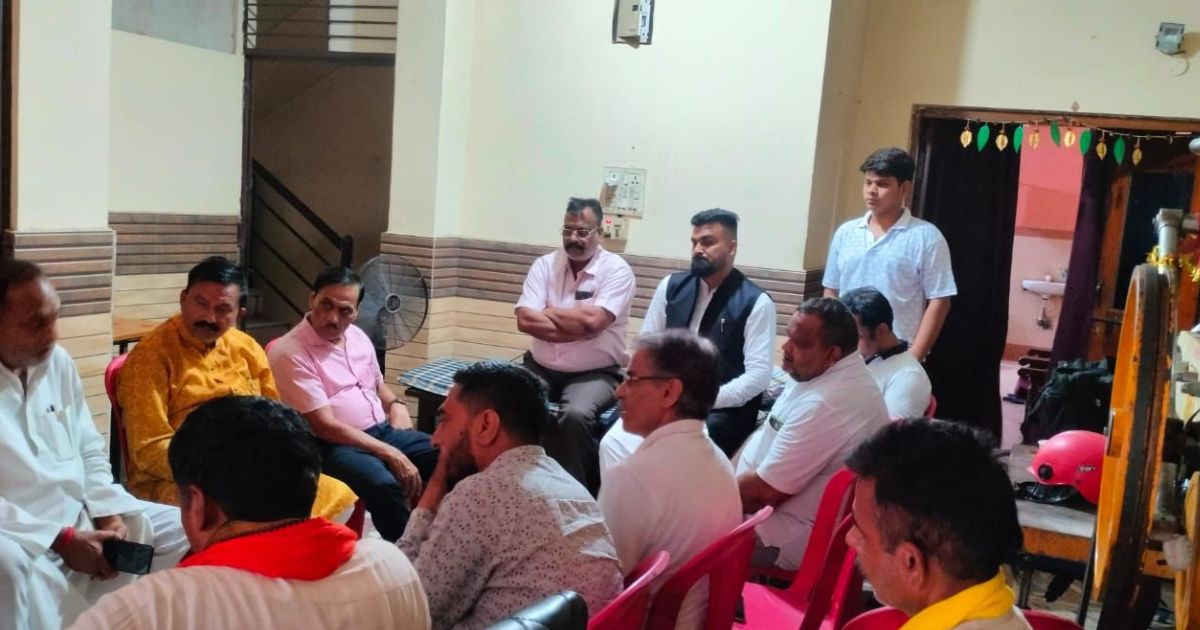 प्रशासन की मौजूदगी में हुई घटना बेहद निंदनीय, पीड़ित परिवार से मिले सामाजिक कार्यकर्ता ओम शंकर गुप्ता