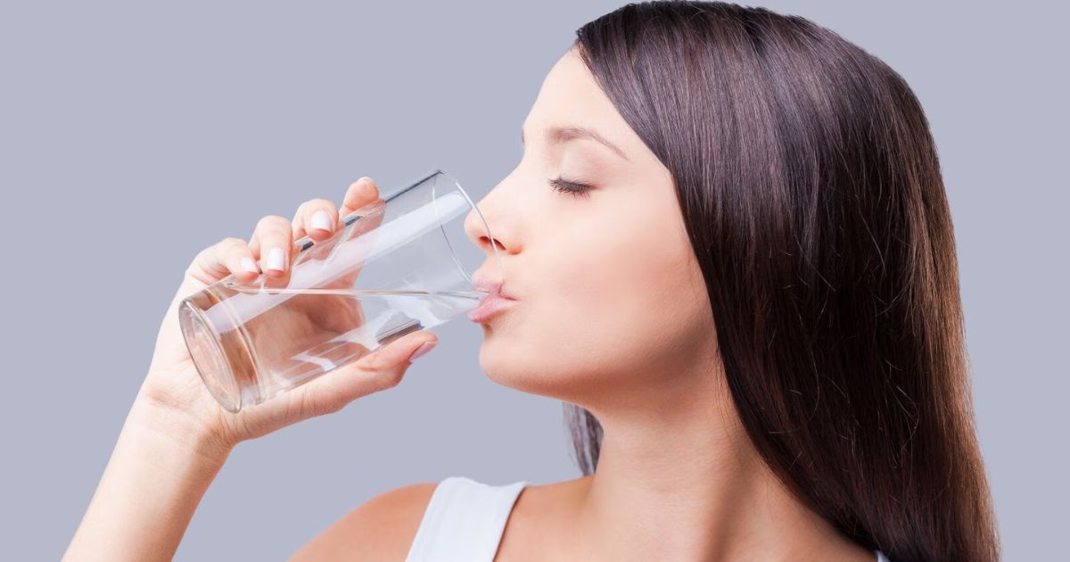 Health Tips: धीरे-धीरे पानी पीना क्यों है बेहतर? जानिए पाचन और सेहत के लिए इसके फायदे