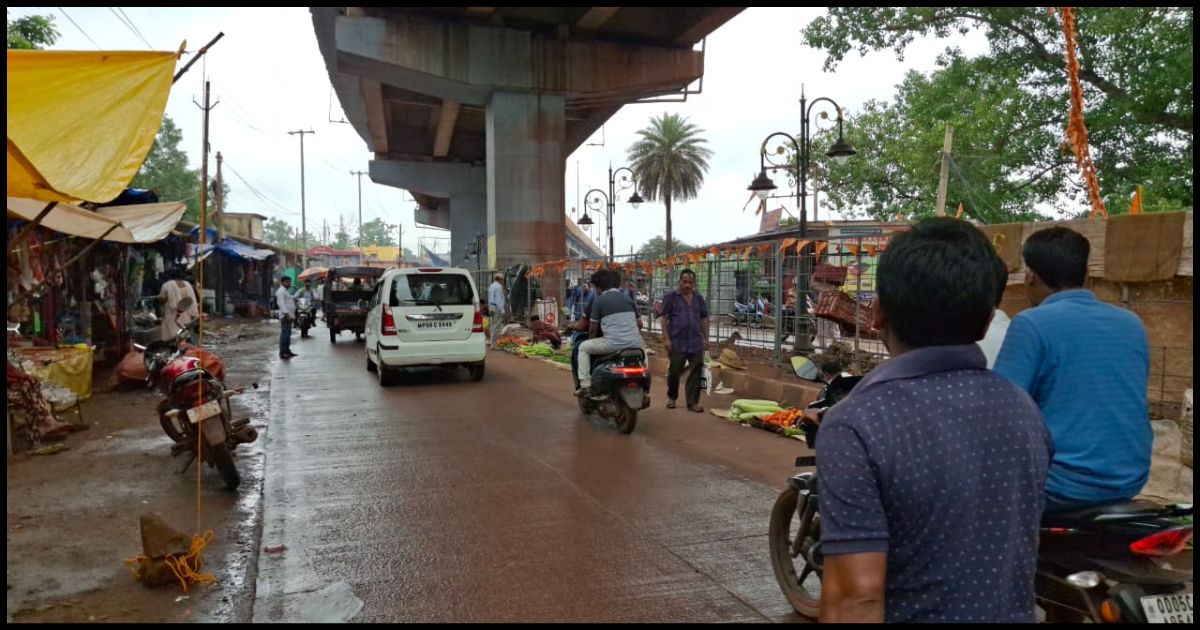 जोड़ा के टाउनशिप अंतगर्त फ्लाईओवर के नीचे लगे सब्जी दुकान  दुघर्टना दे रहा निमंत्रण