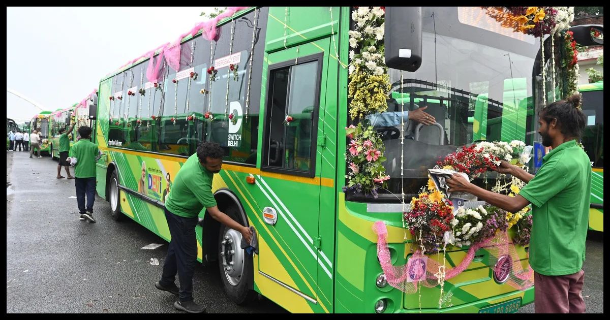 राजधानी दिल्ली के ज़्यादा भीड़-भाड़ वाले 28 रूटों पर महिलाओं के लिए विशेष रूप से महिला स्पेशल 56 इलेक्ट्रिक बसें चलेंगी