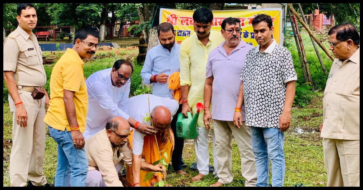 जमशेदपुर: श्री लक्ष्मीनारायण मंदिर में नवग्रह वाटिका की रखी गई आधारशिला, विधायक सरयू राय ने लगाया पीपल का पौधा
