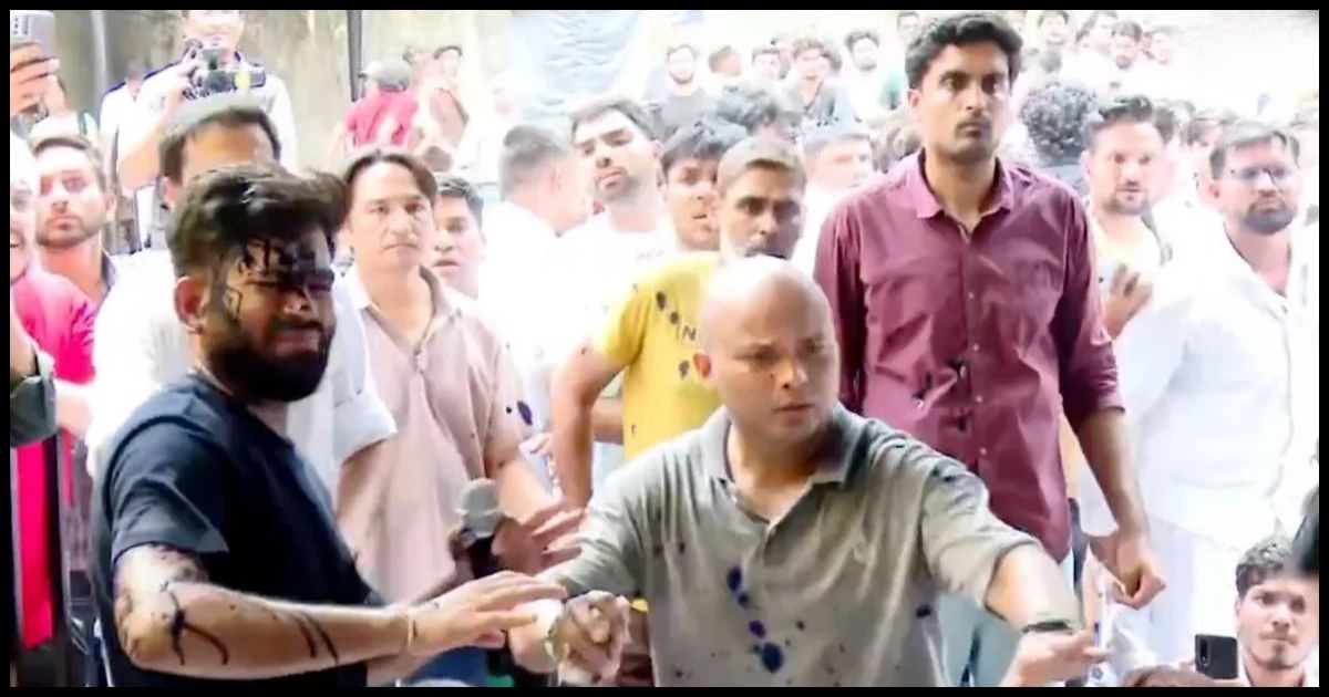 कॉकरोच पार्टी फाउंडर दीपके पर महिला ने स्याही फेंकी