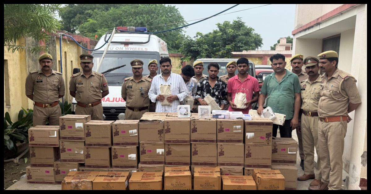 शराब तस्करी का नया तरीका! सायरन बजाती एंबुलेंस से बिहार-झारखंड भेजी जा रही थी शराब, 5 आरोपी गिरफ्तार