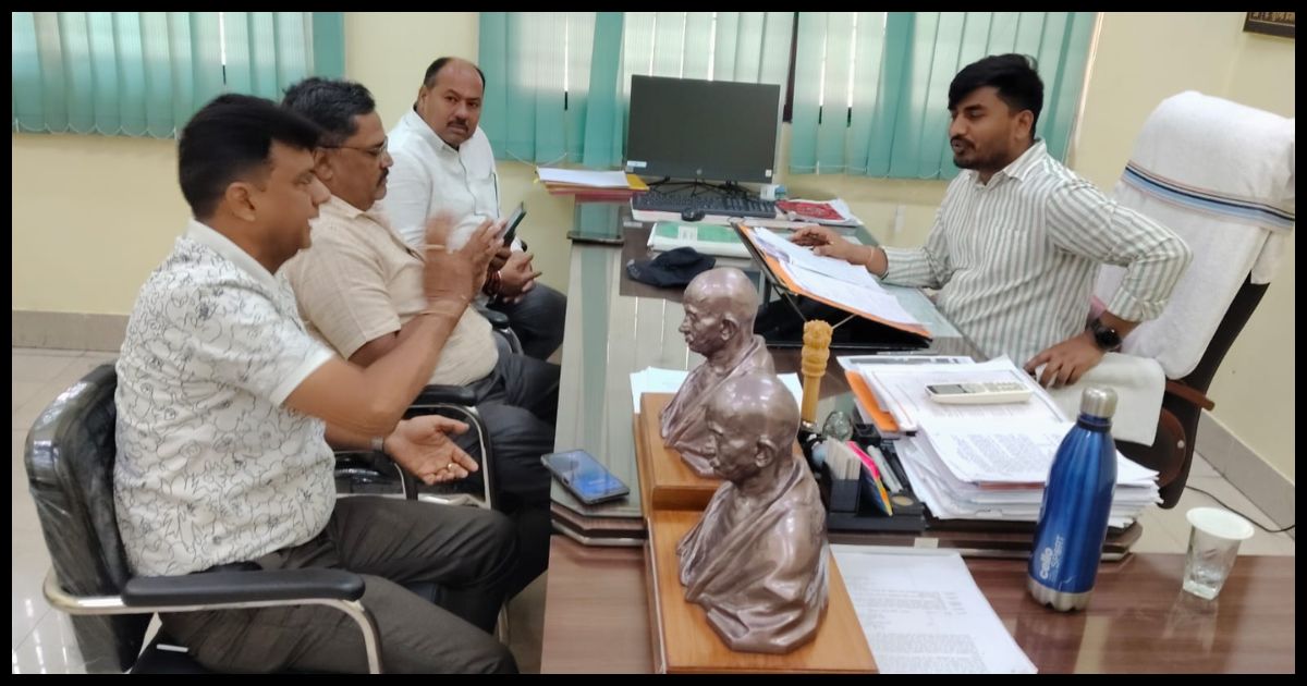 जुगसलाई में डोर-टू-डोर कचरा संग्रहण पांच दिनों से ठप, पार्षदों ने नगर परिषद से शीघ्र समाधान की मांग की