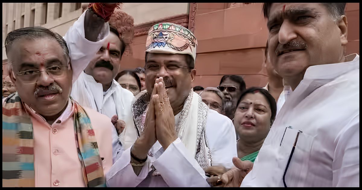 इस्तीफे के बाद पहली बार संसद पहुंचे धर्मेंद्र प्रधान, NDA सांसदों ने लगाया 'जिंदाबाद' का नारा, विपक्ष ने उठाए सवाल