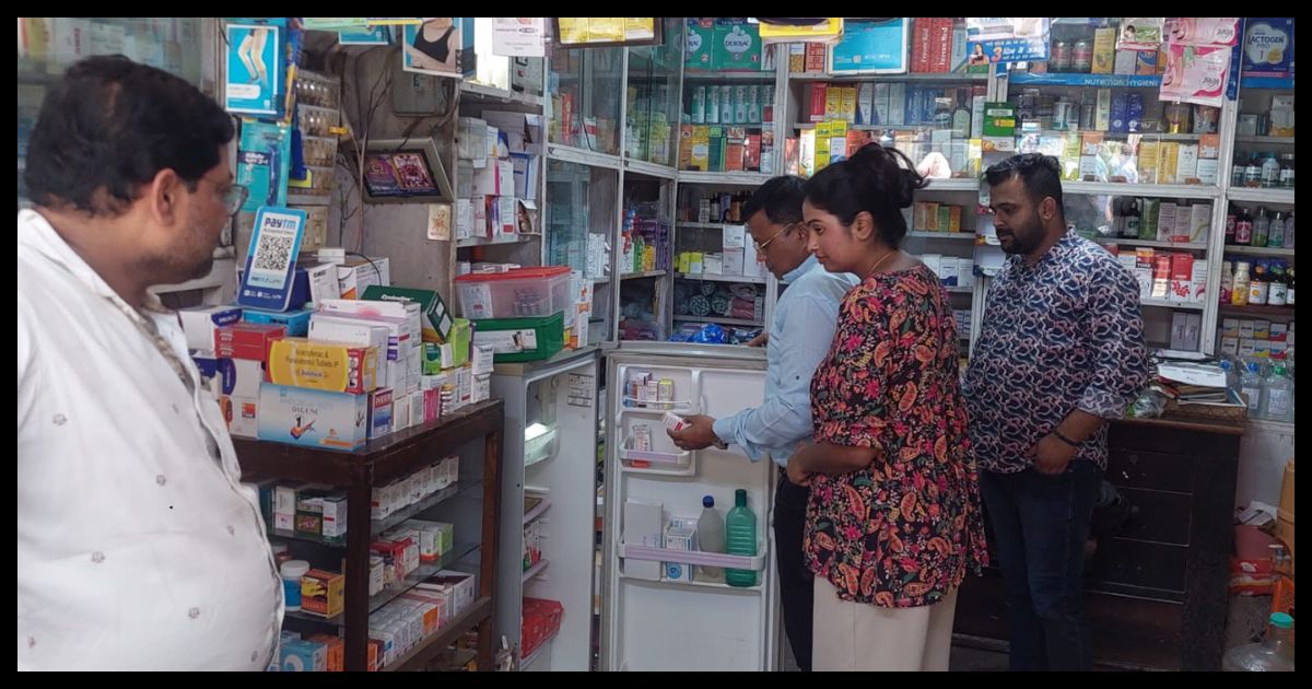 *चक्रधरपुर अनुमंडल में ड्रग इंस्पेक्टर ने दवा दुकानों का किया औचक निरीक्षण, रिकॉर्ड मिले दुरुस्त*