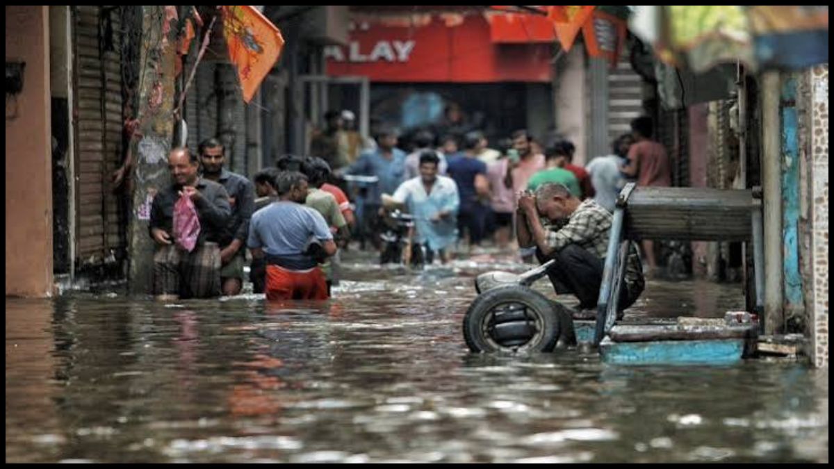 दिल्ली में बारिश बनी आफत: सदर बाजार में कमर तक पानी, AAP ने भाजपा सरकार को घेरा