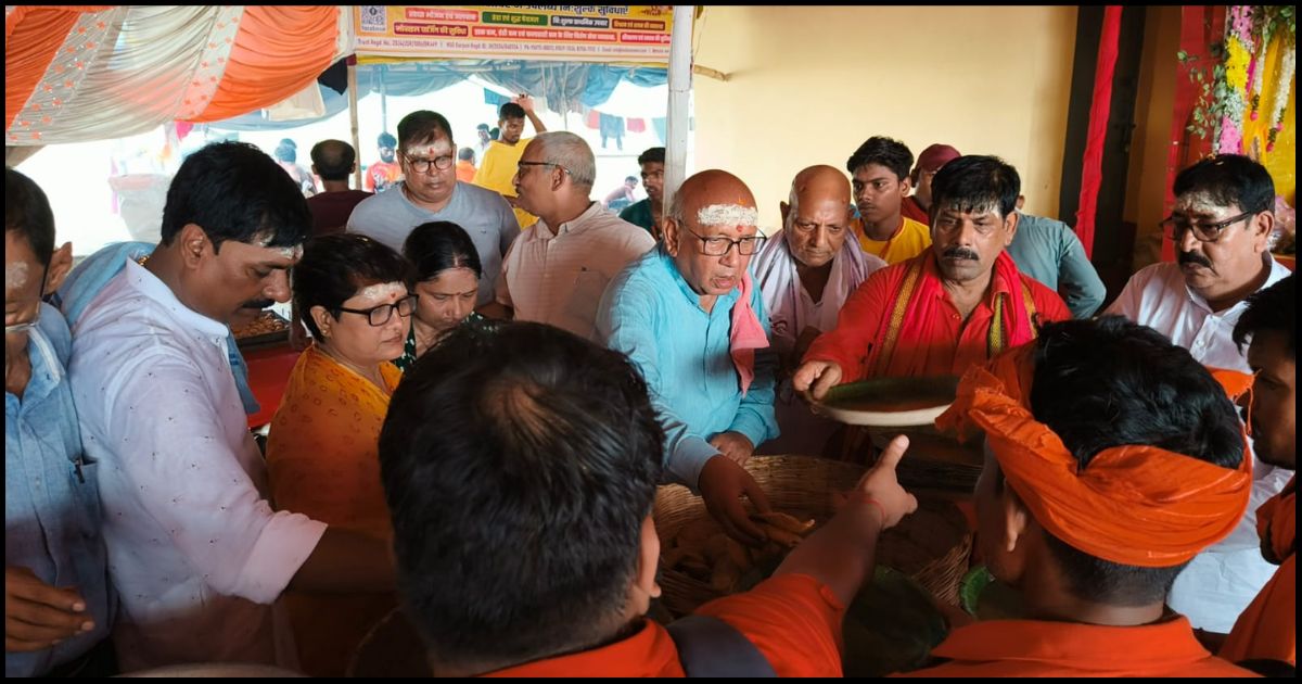 तारापुर में कांवड़ियों की सेवा में जुटे विधायक सरयू राय, अपने हाथों से परोसा भोजन