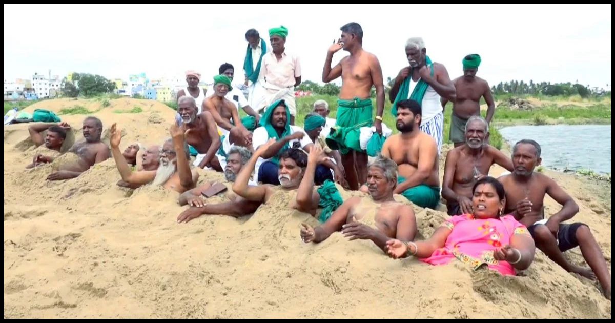 कावेरी के पानी को लेकर तमिलनाडु में किसानों का फूटा गुस्सा, रेत में दबकर किया अनोखा प्रदर्शन
