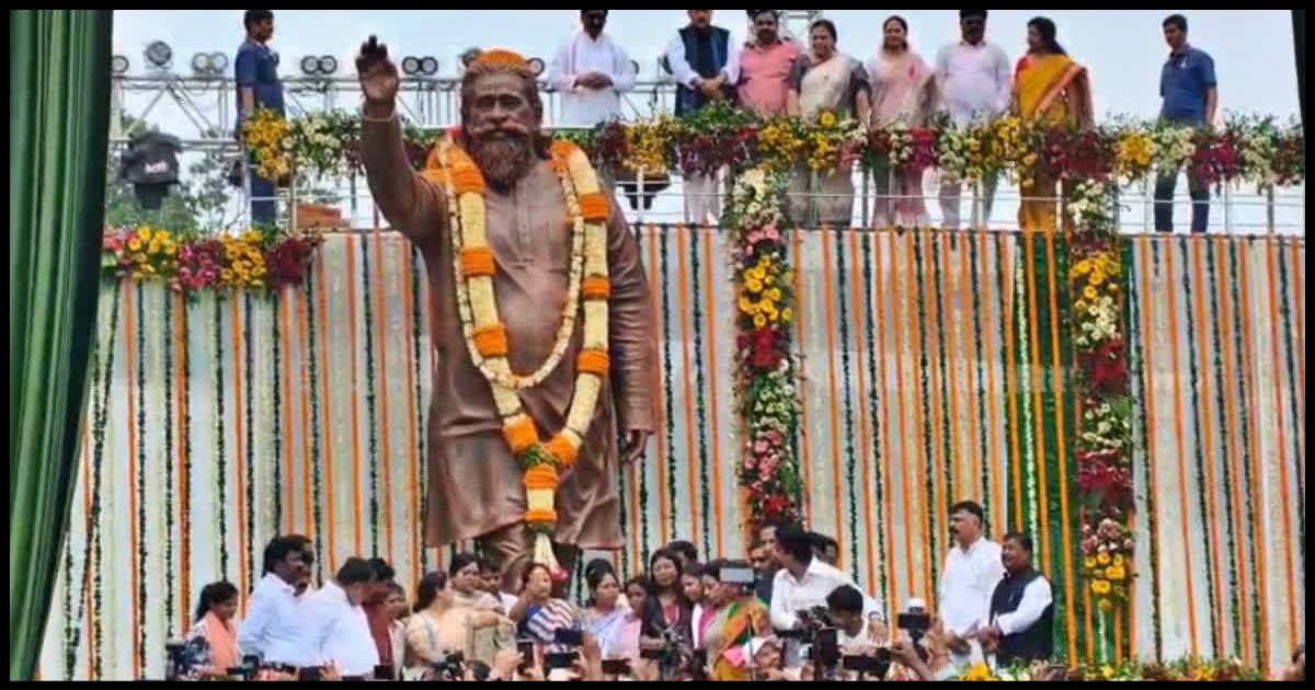 नेमरा में दिशोम गुरु शिबू सोरेन की 14 फीट प्रतिमा का अनावरण, सीएम हेमंत सोरेन ने परिवार संग दी श्रद्धांजलि