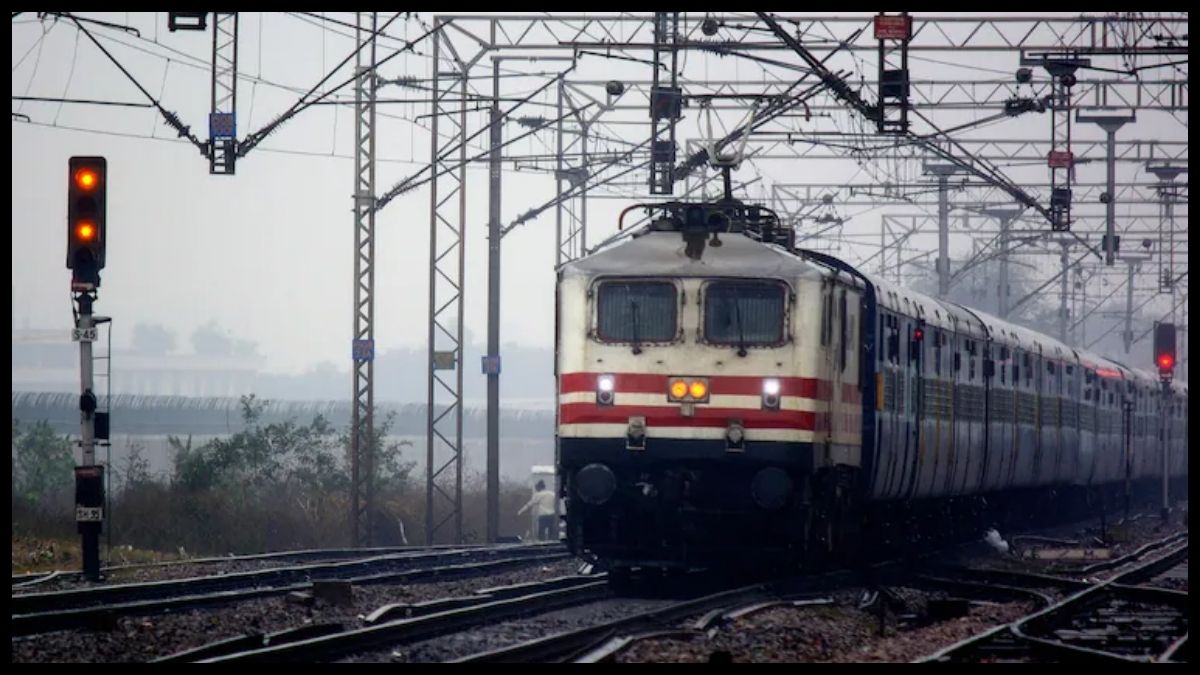 ट्रेन में कचरा फेंका तो जेब होगी ढीली, रेलवे ने बढ़ाया जुर्माना; अब देना होगा ₹1000 तक