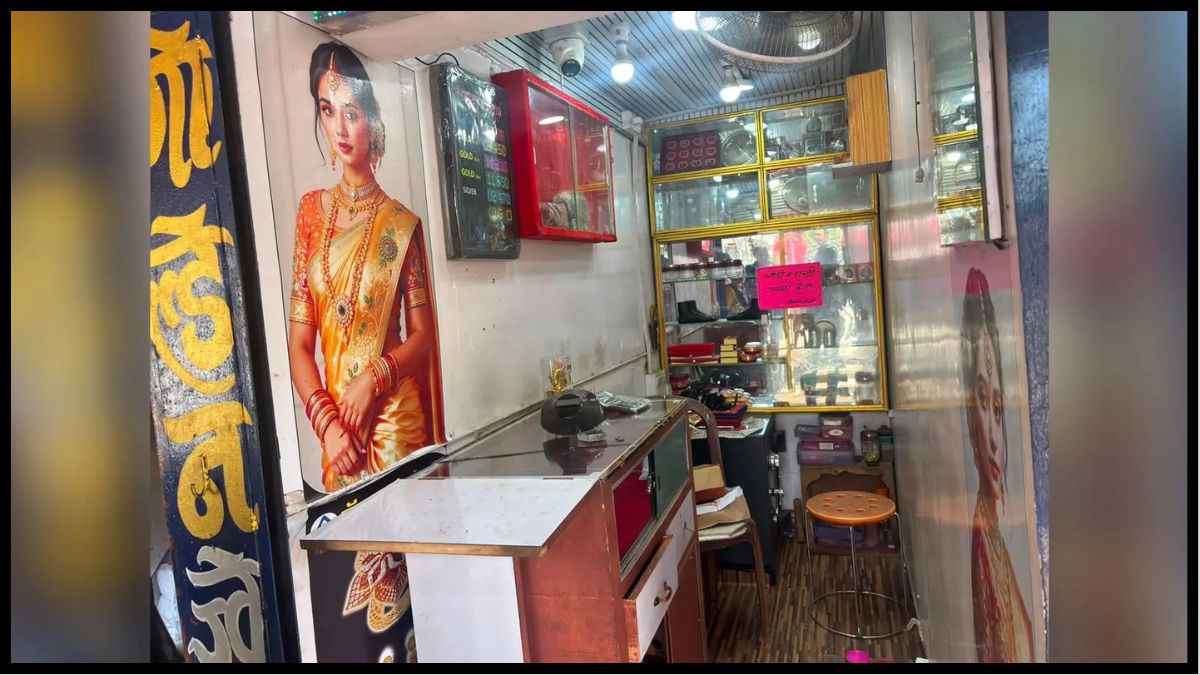 Jamshedpur Crime: QR कोड पेट्रोलिंग के बावजूद ज्वेलरी दुकान में चोरी, 5 लाख के गहने ले उड़े चोर