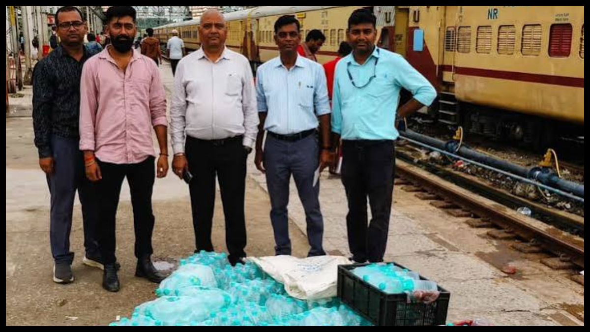 IRCTC का बड़ा एक्शन: ट्रेनों से 8,349 अनधिकृत पानी की बोतलें जब्त, खाने-पीने की चीजों पर भी सख्ती