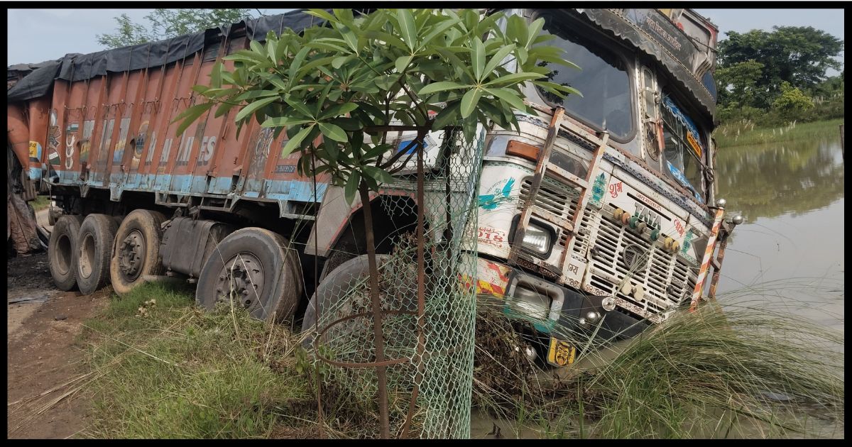 सरायकेला-राजनगर मुख्य सड़क पर भीषण हादसा, खड़े ट्रक में घुसा तेज रफ्तार हाईवा; चालक गंभीर