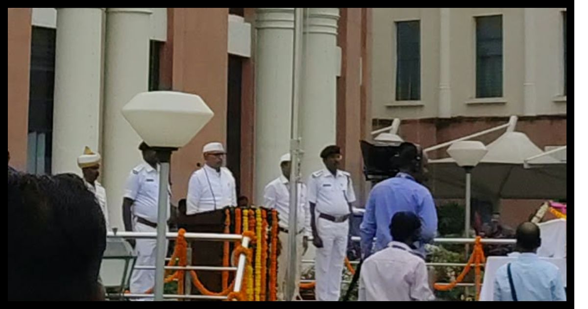 Jharkhand Assembly: स्वतंत्रता दिवस पर विधानसभा परिसर में फहराया गया तिरंगा, शहीदों को किया नमन