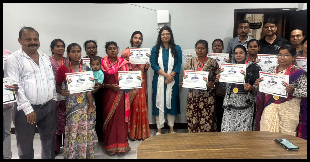 SIR-2026: चक्रधरपुर में उत्कृष्ट कार्य करने वाले BLO सम्मानित, प्रशस्ति-पत्र और मेडल देकर बढ़ाया हौसला